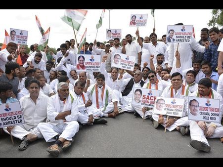 ప్లాఫ్ షోగా కాంగ్రెస్ ధర్నా: వీహెచ్‌ను తిట్టుకున్న నేతలు