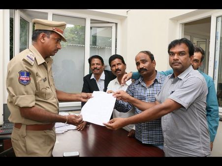 ట్యాపింగ్: బాబుకు వికీలీక్స్ ఎఫెక్ట్, కెసిఆర్ భయపడ్తున్నారా(పిక్చర్స్)