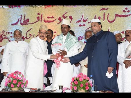 చేయాల్సింది చాలా ఉంది, అల్లా దయే: ఇఫ్తార్ విందులో కెసిఆర్(పిక్చర్స్)