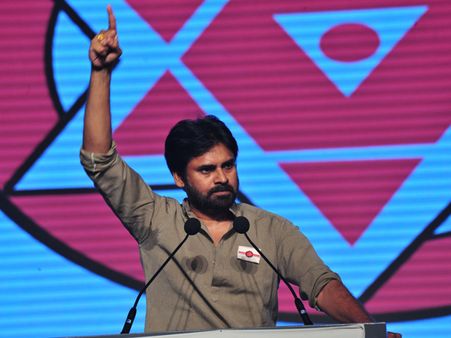 కాంగ్రెస్ పోరు బాగుంది, కానీ ఒక్క మోడీపై ప్రేమ 5కోట్ల ఆంధ్రులపై లేదా: పవన్ కళ్యాణ్