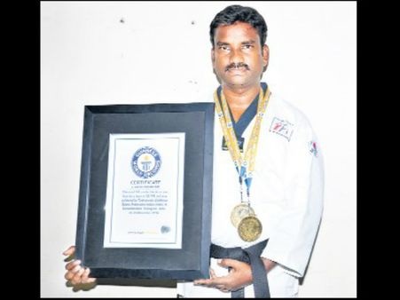 56,148 కిక్స్: రైల్వే జవానుకు ‘గిన్నిస్ బుక్‌’లో చోటు