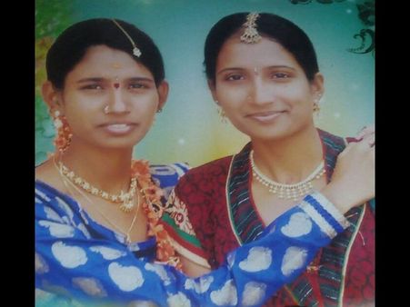 కత్తితో ప్రేమోన్మాది దాడి, అక్కాచెల్లెళ్లు మృతి: అడ్డొచ్చిన అక్క