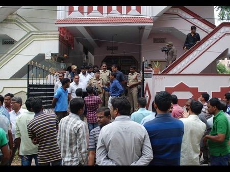 ప్రేమోన్మాది దాడి, అక్కాచెల్లెళ్ల మృతి: పేరెంట్స్ కన్నీరుమున్నీరు (పిక్చర్స్)