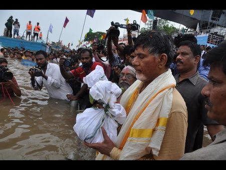 పరువు తీశారు: కలెక్టర్ సహా బాబు ఆగ్రహం, ఎప్పుడేం జరిగింది?