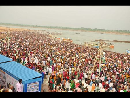 తెలంగాణలో వైభవంగా పుష్కరాలు: 15లక్షలమంది స్నానాలు(పిక్చర్స్)