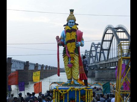ఎన్టీఆర్ విగ్రహాన్ని తొలగించండి: ప్రమాదంపై బాబుకు నారాయణ బాసట