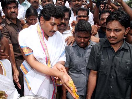 శిలువ గుర్తుతోజగన్ పుష్కర స్నానం: ఆరెస్సెస్, బిజెపికు ప్రచార సాధనం!