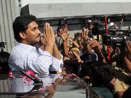 రంగారెడ్డి భూమిపై ఈడి ఝలక్, పెద్దగా తెలియదు.. అన్నీ సాయికే తెలుసు: జగన్