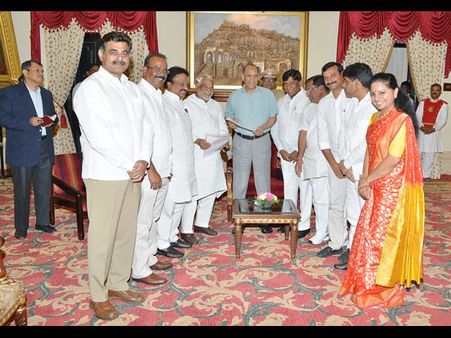 టిఆర్ఎస్ దూకుడు: చంద్రబాబును చిక్కుల్లో పెట్టేందుకు... (పిక్చర్స్)