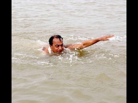 పుష్కర సందడి: ఈత కొట్టిన టి మంత్రి(పిక్చర్స్)