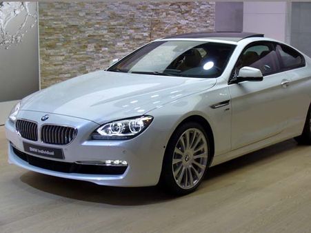 ఆ తల్లికి కొడుకు కన్నా.. కారే ఎక్కువైంది(వీడియో)