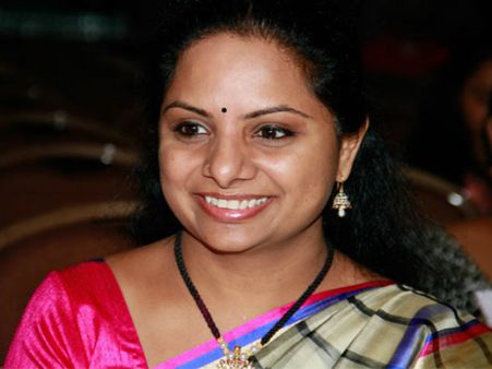 'మహా' నీటికి కేంద్రం అడ్డుపుల్ల: అందుకే మోడీపై కవిత ఫైర్?