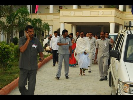 24 గంటలు గజ ఈతగాళ్లు: కెసిఆర్ ఆదేశం, ట్రాఫిక్ చిక్కులు