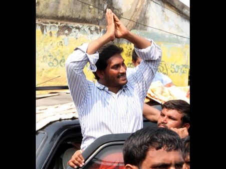 అనంత పర్యటన: రాహుల్ కన్నా ముందే జగన్