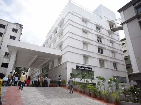 అమ్మాయితో ఉన్నట్లు తెలుస్తుందని: హోటల్‌పై నుంచి పడి బెంగళూరువాసి మృతి