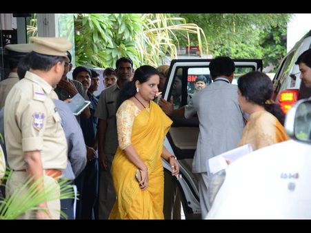 కవితలా చూస్కుంటా, పెళ్లి చేస్తా: ప్రత్యూషకు కెసిఆర్ పండ్లు (పిక్చర్స్)