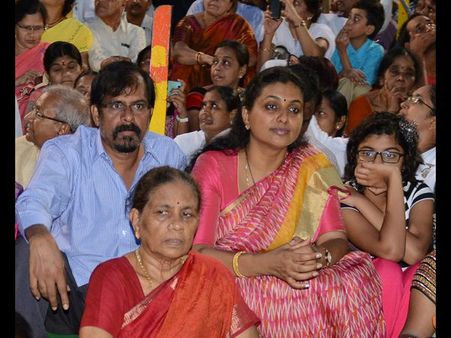 బాబు తీసుకోడు, ఎందుకంటే ఆయనే: రోజా స్నానం (పిక్చర్స్), బిందెడు నీళ్లివ్వమని బాబు