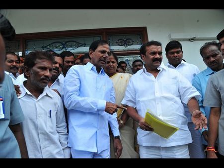 రాజీ'డ్రామా' ప్లాన్ వెనుక!: కెసిఆర్‌కు తలసాని తలనొప్పి, దూకుడు అందుకే?