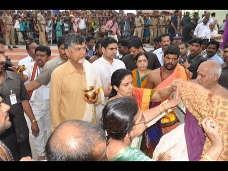 నిద్రపోని చంద్రబాబు: అర్థరాత్రి రాజమండ్రిలో పర్యటన