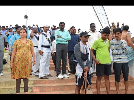 ముస్లీం ఫ్యామిలీ పుష్కర స్నానం, మంత్రుల హడావుడిగా (పిక్చర్స్)