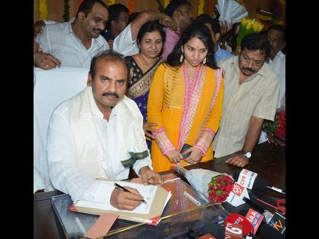 వెనక్కి తీసుకోండి: సెక్షన్8పై హైకోర్టు షాక్, రైల్‌రోకో.. మంత్రి పత్తిపాటికి అరెస్ట్ వారెంట్