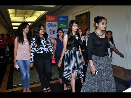 స్నాతకోత్సవం: పట్టాలతో విద్యార్థినుల సందడి(పిక్చర్స్)