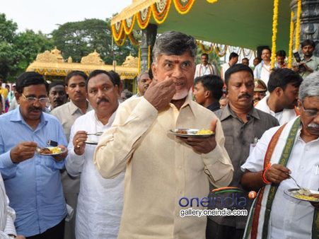 పుష్కర ప్రమాదంపై బాబుకు చిక్కు: స్వామి చెప్పారా, గోరంట్ల ఏమన్నారు?