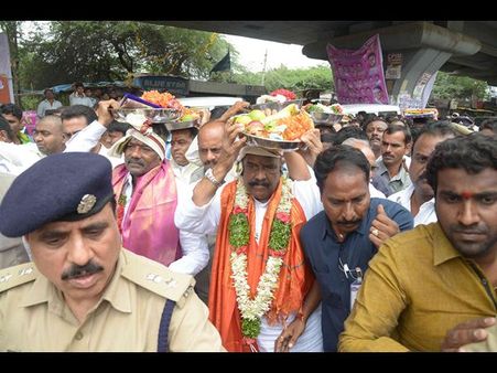 బోనమెత్తిన గోల్కొండ: నాయిని, పద్మారావు పూజలు, పోతరాజుల విన్యాసాలు(పిక్చర్స్)