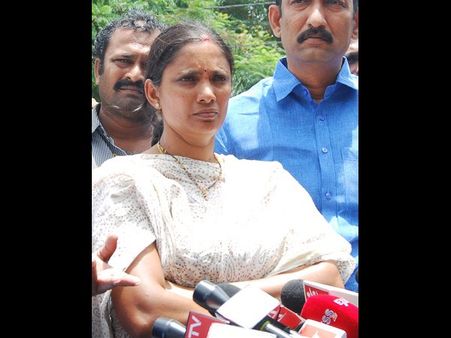 వనజాక్షిపై చింతమనేని దాడి: ఏపీ ప్రభుత్వానికి హెచ్చార్సీ నోటీసులు