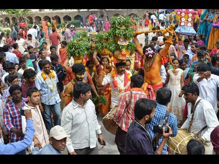 2న బోనాలు, 3న భవిష్యవాణి: ఢిల్లీలోనూ వేడుకలు, రూ. 10 కోట్ల కేటాయింపు