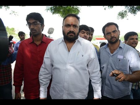 సీరియల్ విచారణ: ఎసిబికి ఏమీ తెలియదన్న ప్రదీప్ (ఫొటోలు)