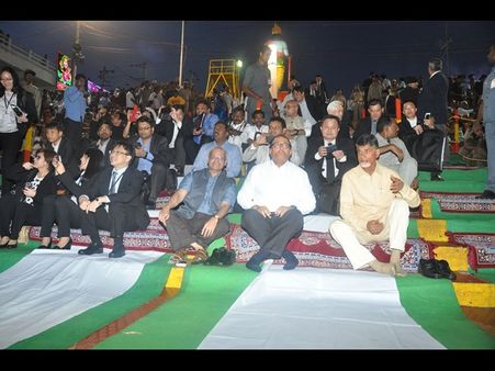 అఖండ హారతి: బాబు పక్కనే ఈశ్వరన్, సెల్‌ఫోన్‌లో చిత్రీకరించారు(ఫోటోలు)