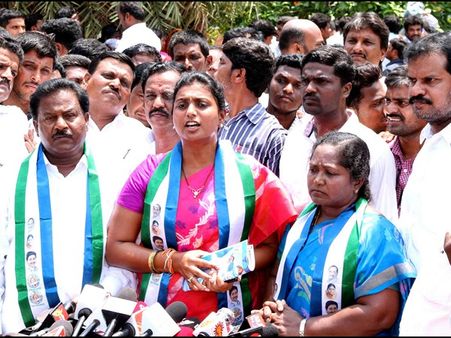 రాజమౌళి 'బాహుబలి' చూపిస్తే, చంద్రబాబు రాజధాని సినిమా: రోజా