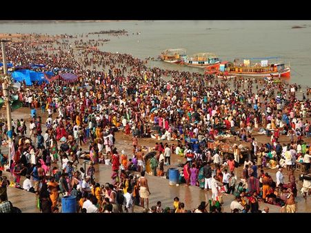 అద్భుత సిఎం: పుష్కర స్నానమాచరించిన సినీ తారలు(పిక్చర్స్)