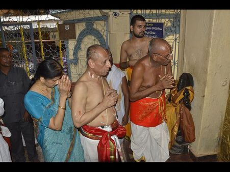 పుష్కరాలు: మోతే, భద్రాచలంలో గవర్నర్ దంపతుల స్నానం(పిక్చర్స్)