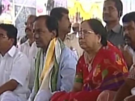 ఎల్లమ్మ తల్లికి కెసిఆర్ దంపతుల పట్టు వస్త్రాలు, తలంబ్రాలు