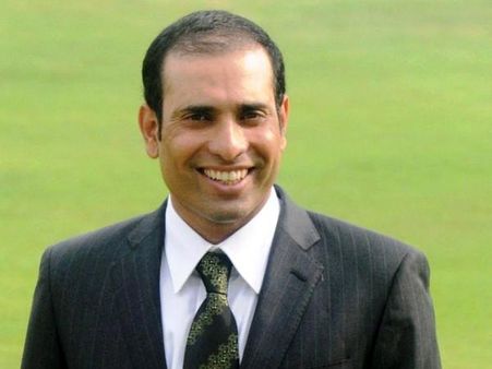 గోదావరి బ్రిడ్జిపై ఆటోలో మంటలు, ట్రాఫిక్ జాం: వివిఎస్ లక్ష్మణ్ పుష్కర స్నానం