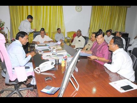 దొరను అడిగే దమ్ములేదు: సతీష్, వర్సిటీ వీసిలపై కెసిఆర్ కీలక వ్యాఖ్య