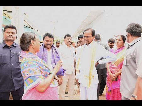 బస్తీ బాట: సమస్యలను అడిగి తెలుసుకున్న కెసిఆర్(పిక్చర్స్)