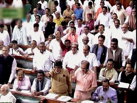 హోదాపై వెంకయ్య మరోసారి తిరకాసు, కానీ: పుష్కర మృతులకు నివాళి