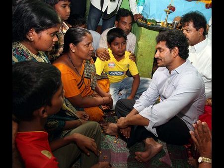 పబ్లిసిటీ వస్తుందంటే చంద్రబాబు 5 లక్షలిస్తాడు, నా భయమే!: జగన్