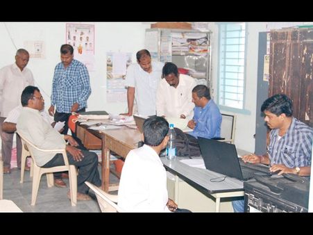 ఎసిబికి చిక్కిన లంచావతారం: జేబులో రూ.15 వేలు (పిక్చర్స్)