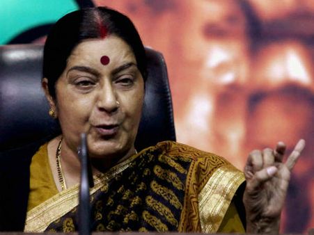 కాంగ్రెస్‌కి సుష్మా ట్వీట్ షాక్, హరీష్‌పై వీడియో చిక్కు