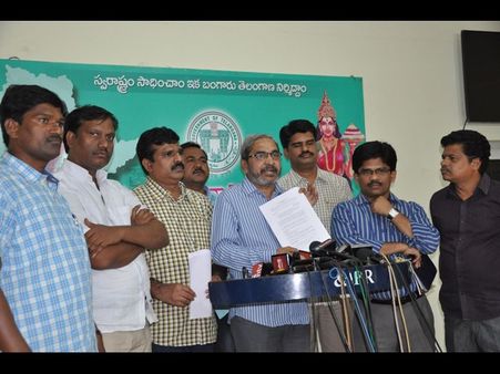 జర్నలిస్టులందరికీ హెల్త్ కార్డులు, అక్రిడిటేషన్‌తో లింక్ లేదు: అల్లం నారాయణ