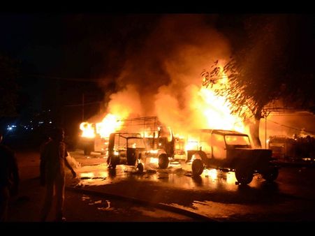 గోదారి పుష్కరాల్లో మరో అపశ్రుతి: భారీ అగ్నిప్రమాదం, అంధకారంలో రాజమండ్రి