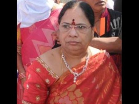 ఈమె సిఎం భార్యనా?: ఇలా అందరితో సాధారణ మహిళలా...