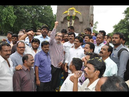 జర్నలిస్టులు: గన్‌పార్కు వద్ద నివాళులు, కెసిఆర్ చిత్రపటానికి క్షీరాభిషేకరం (పిక్చర్స్)