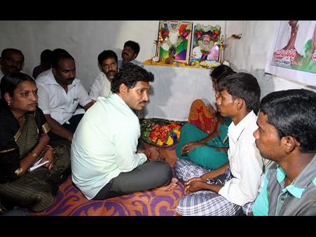 రాష్ట్ర బంద్: బాబుకి జగన్ హెచ్చరిక, ఆమె కన్నీళ్లు తుడిచి(పిక్చర్స్)