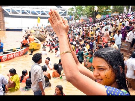 పుష్కరాల ముగింపు: అఖండ హారతికి బాబా రాందేవ్, వెయ్యి మందితో కూచిపూడి