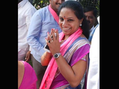 ఆ టోపీ ఎందుకు: ఎస్పీపై కవితకు కోపమొచ్చింది, కెసిఆర్‌కు పరిపూర్ణానంద ప్రశంస